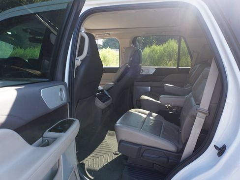 Used 2022 Lincoln Navigator Reserve AWD/4WD image 15
