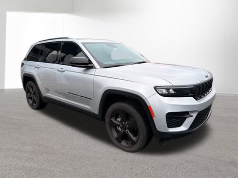 Used 2024 Jeep Grand Cherokee Altitude AWD/4WD image 26