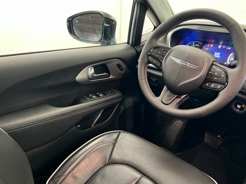 Used 2024 Chrysler Pacifica Premium FWD image 12