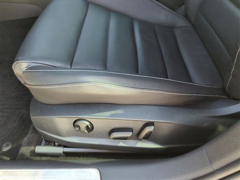 Used 2017 Volkswagen Golf R 4-Door image 26