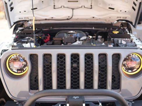 Used 2021 Jeep Gladiator Mojave AWD/4WD image 12