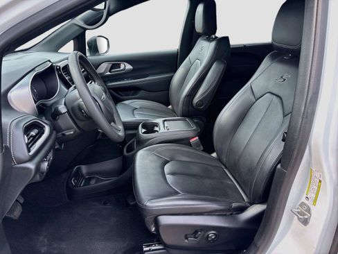Certified 2023 Chrysler Pacifica Touring-L w/ S Appearance Package AWD/4WD image 5