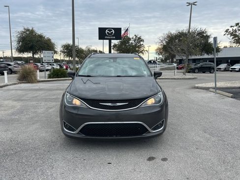Used 2019 Chrysler Pacifica Touring-L image 6