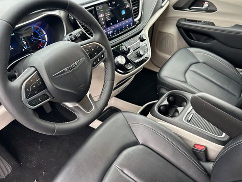 Used 2024 Chrysler Pacifica Select image 10