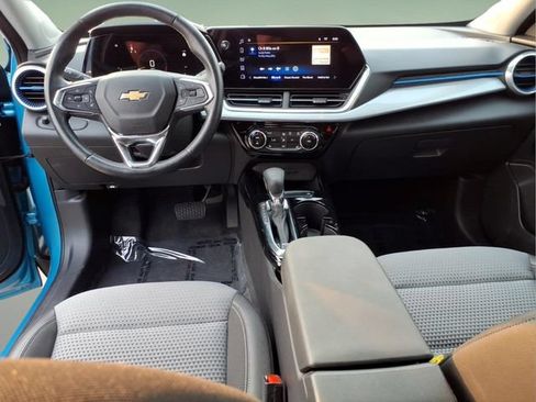 Used 2025 Chevrolet Trax LT w/ Sunroof Package FWD image 14
