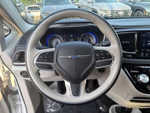 Used 2019 Chrysler Pacifica Limited FWD image 24