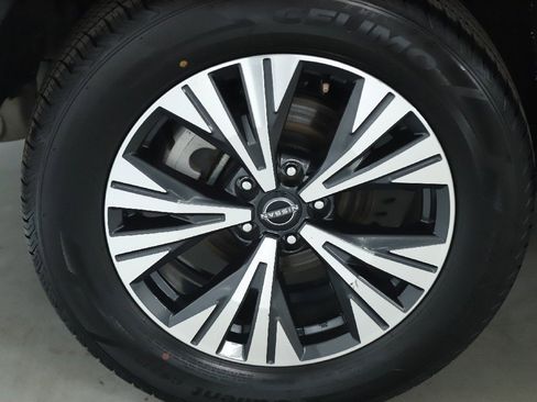 Used 2023 Nissan Rogue SV image 12