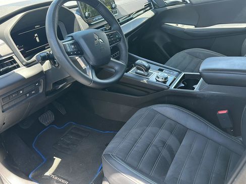 Used 2023 Mitsubishi Outlander 4WD Plug-In Hybrid image 6