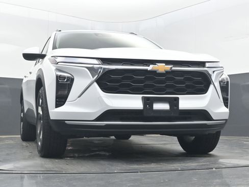 Used 2025 Chevrolet Trax LT w/ LT Convenience Package FWD image 21