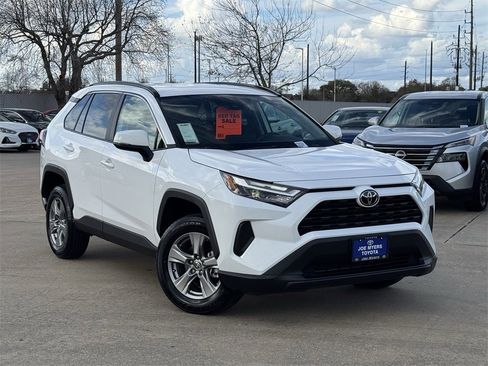 Used 2025 Toyota RAV4 XLE image 2