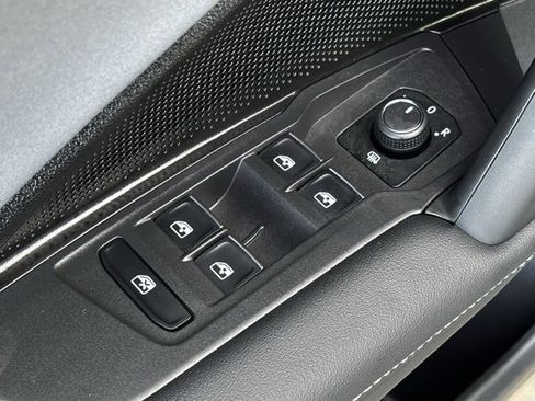 Used 2025 Volkswagen Tiguan SE image 14