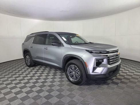 Used 2024 Chevrolet Traverse LT AWD/4WD image 2