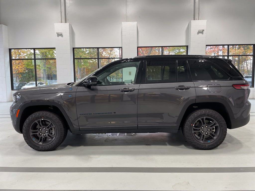 New 2024 Jeep Grand Cherokee Trailhawk w/ Advanced Protech Group II AWD/4WD image 10