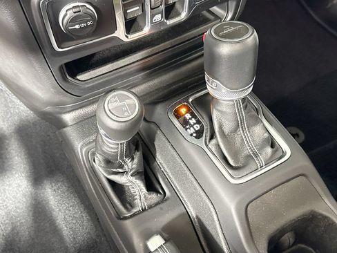 Used 2023 Jeep Gladiator Overland w/ LED Lighting Group AWD/4WD image 17