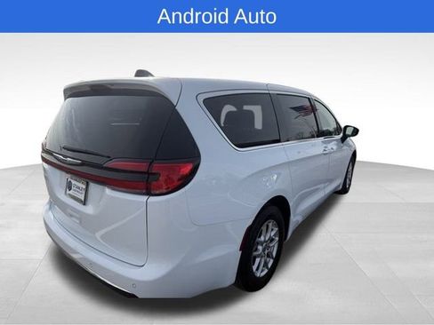 Used 2024 Chrysler Pacifica Touring-L image 8