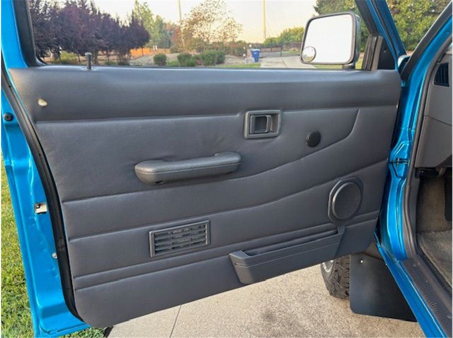 Used 1997 Nissan Pickup 4x4 King Cab image 9