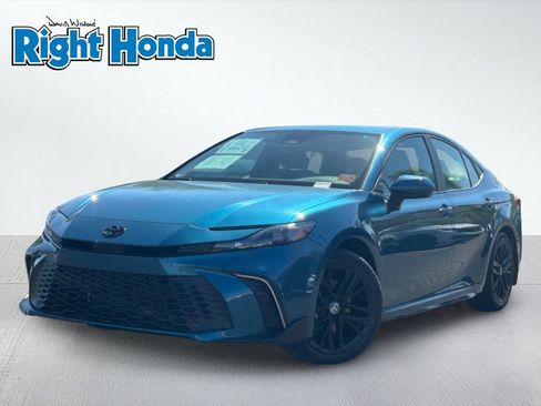 Used 2025 Toyota Camry SE w/ Convenience Package FWD image 2