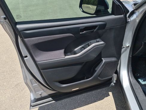 Used 2023 Toyota Highlander LE FWD image 10