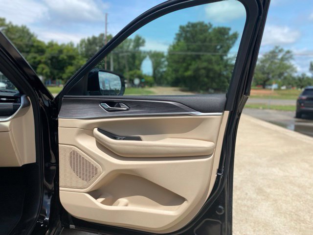 Used 2025 Jeep Grand Cherokee Limited RWD image 14
