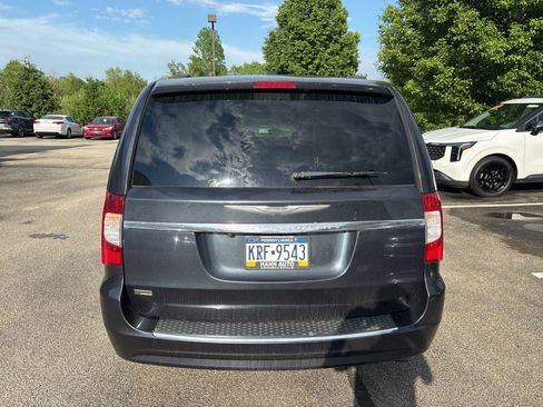 Used 2014 Chrysler Town & Country Touring FWD image 6