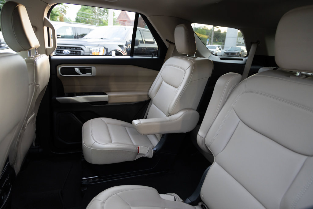 Used 2023 Ford Explorer XLT w/ Equipment Group 202A AWD/4WD image 20