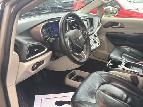 Used 2017 Chrysler Pacifica Touring-L FWD image 18