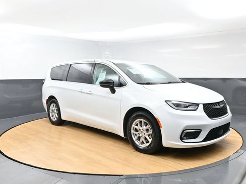 Used 2024 Chrysler Pacifica Touring-L FWD image 6