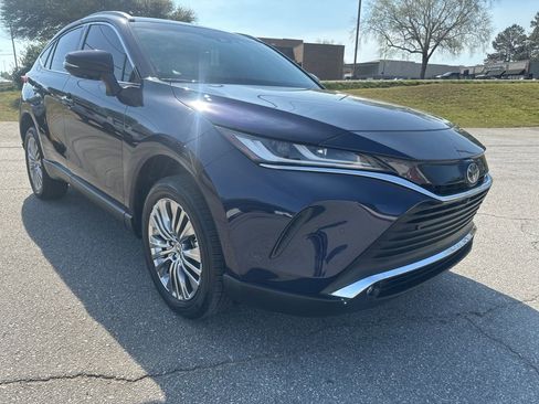 Used 2023 Toyota Venza Limited image 2