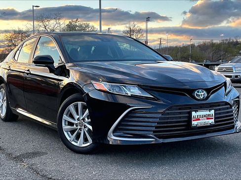 Used 2023 Toyota Camry LE image 2