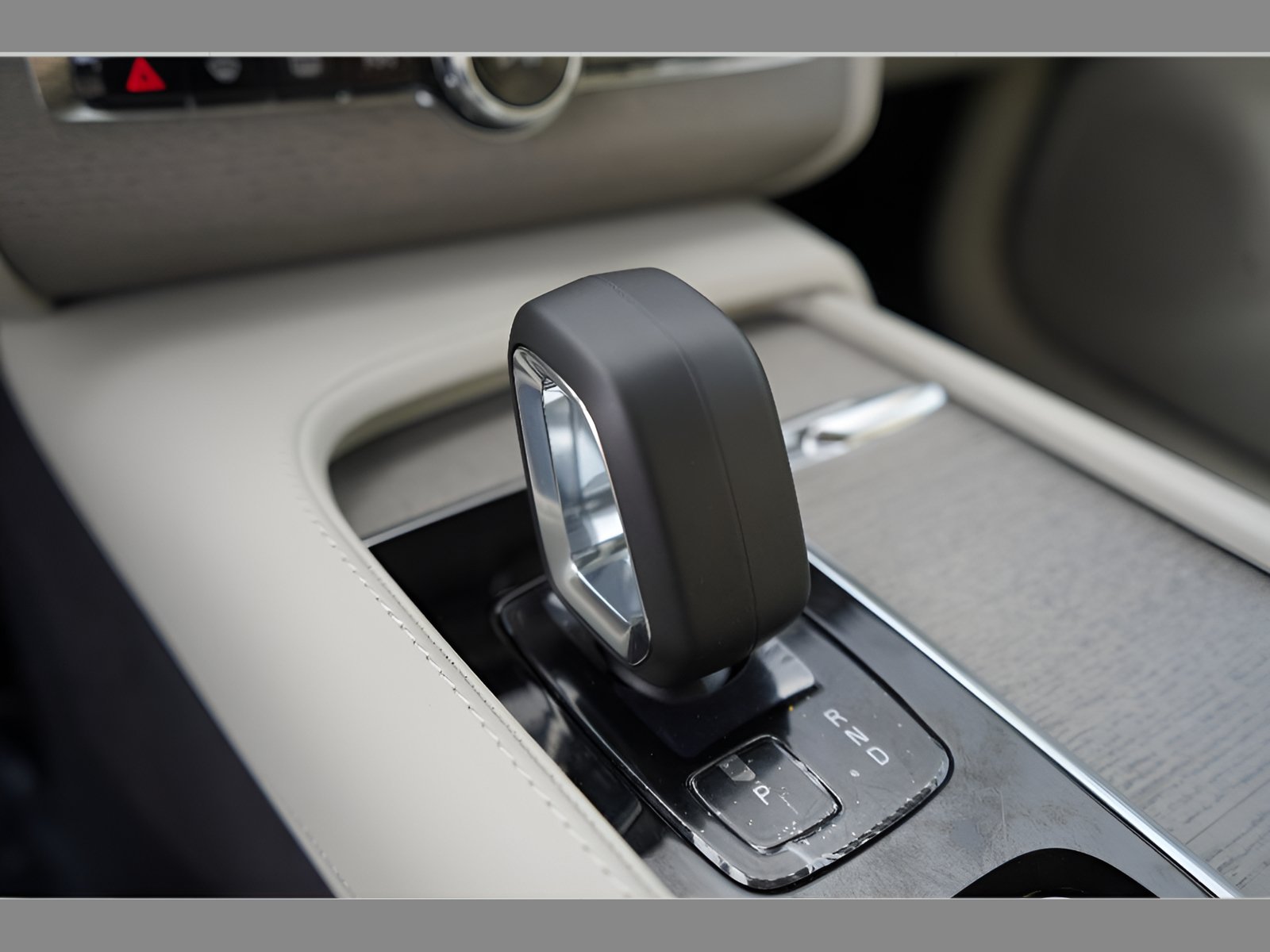New 2025 Volvo XC90 T8 Plus w/ Protection Package Premier AWD/4WD image 18