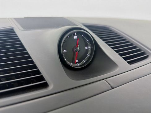 Certified 2022 Porsche Cayenne Platinum Edition image 17