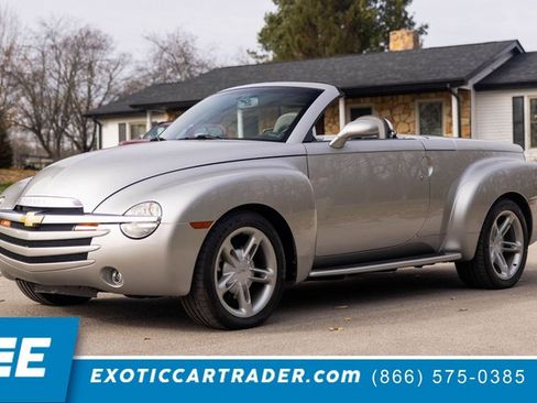 Used 2005 Chevrolet SSR w/ Preferred Equipment Group image 1