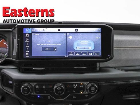 Used 2025 Jeep Wrangler Unlimited Sahara image 12