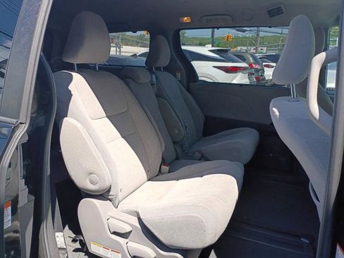 Used 2019 Toyota Sienna LE FWD image 17
