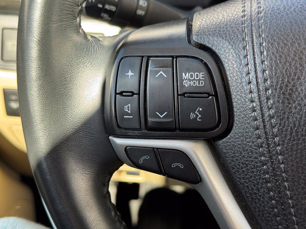 Used 2019 Toyota Highlander Limited FWD image 38