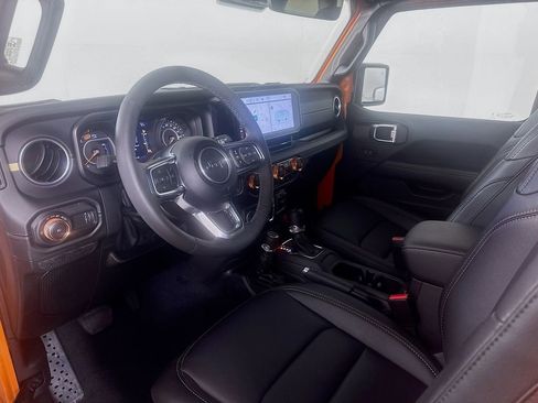 Used 2025 Jeep Wrangler Unlimited Sahara AWD/4WD image 9