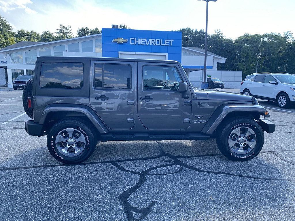 Used 2017 Jeep Wrangler Unlimited Sahara w/ Connectivity Group AWD/4WD image 34