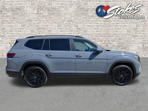 Certified 2025 Volkswagen Atlas SE w/ Black Wheel Package image 3