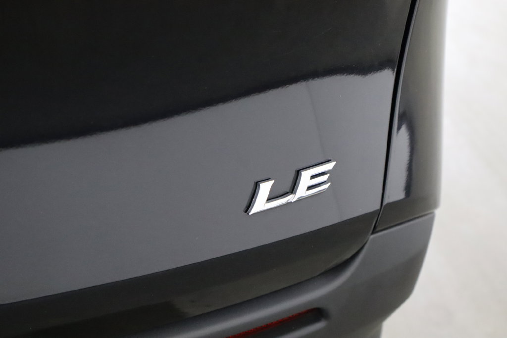 Used 2025 Toyota Sienna LE FWD image 38