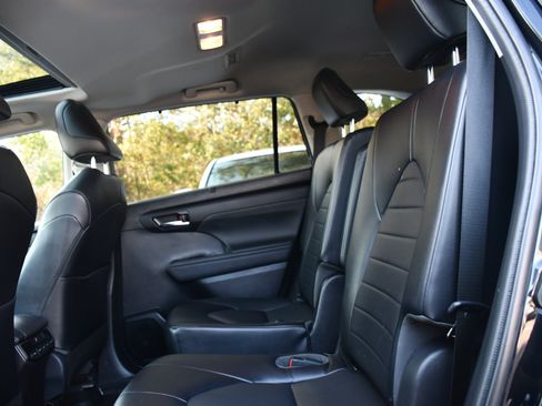 Certified 2022 Toyota Highlander XLE image 17