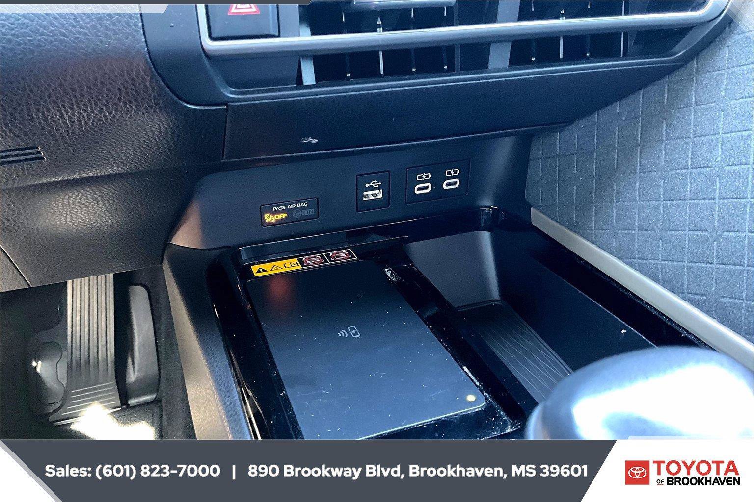 Used 2025 Toyota Camry XLE FWD image 23