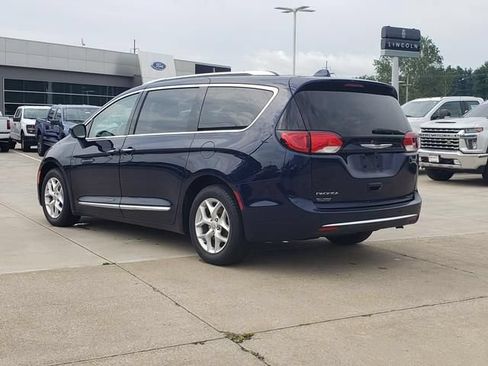Used 2017 Chrysler Pacifica Touring-L Plus w/ Tire & Wheel Group FWD image 8
