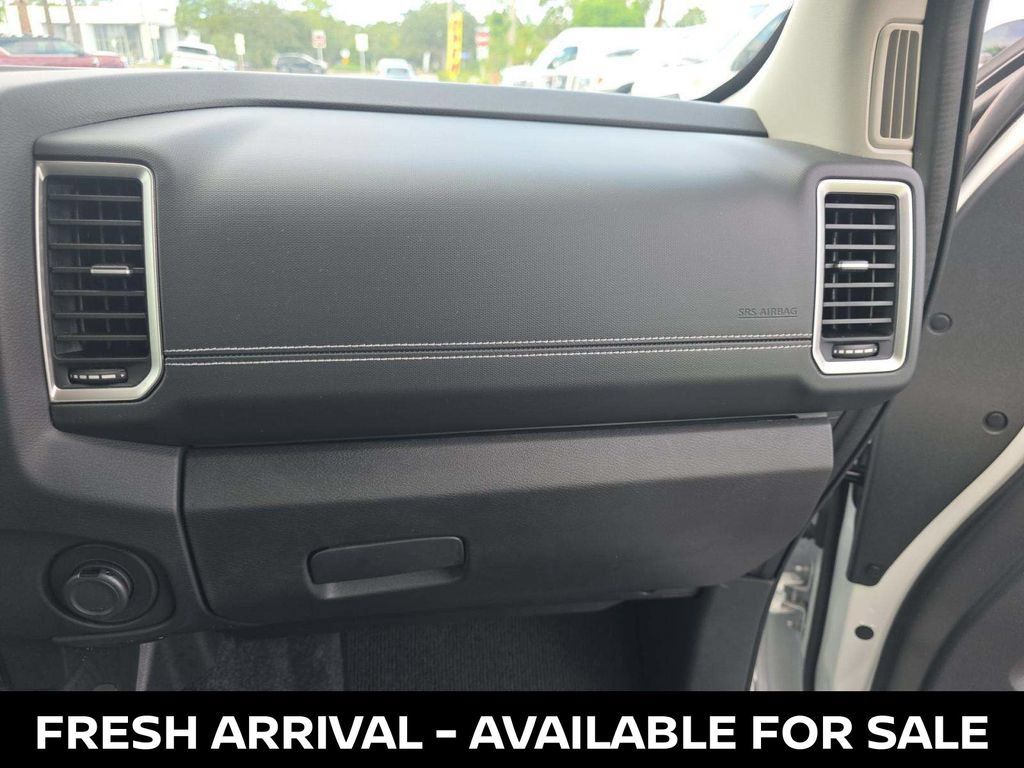 Used 2024 Nissan Frontier SV RWD image 11