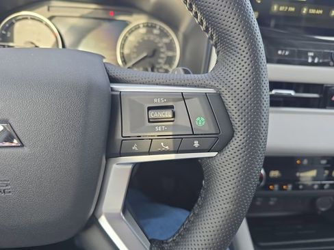 New 2026 Mitsubishi Outlander SE image 17