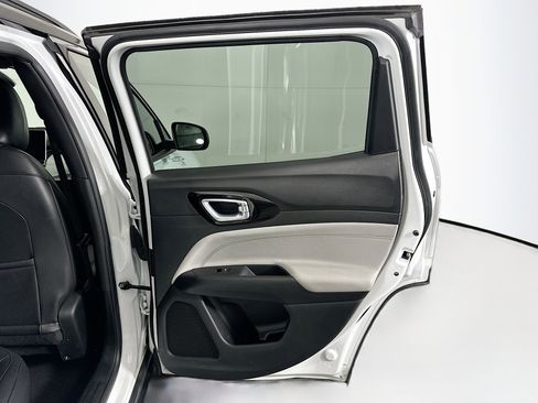 Used 2025 Jeep Compass Limited image 28