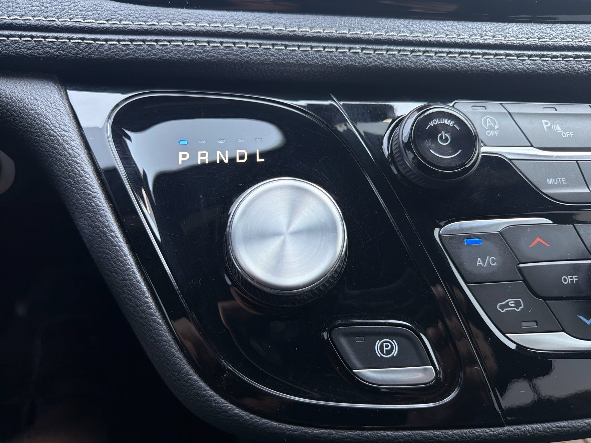 Used 2023 Chrysler Pacifica Touring FWD image 19