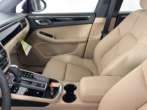 Certified 2026 Porsche Macan AWD/4WD image 30