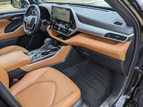 Used 2023 Toyota Highlander Platinum image 21