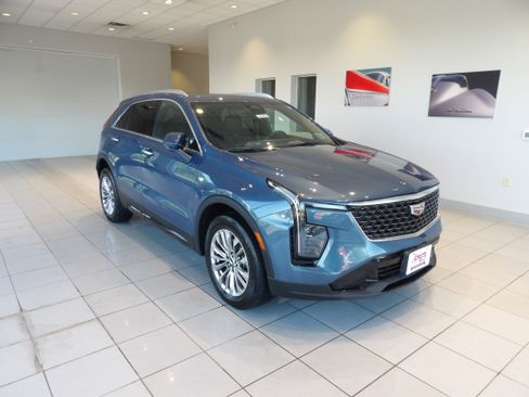 Used 2024 Cadillac XT4 Premium Luxury image 3
