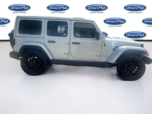 Used 2022 Jeep Wrangler Unlimited Sahara w/ Cold Weather Group AWD/4WD image 8